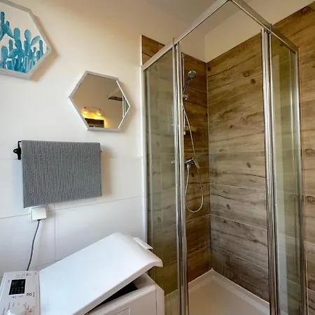 Lambert - Peaceful Retreat, 10 Minutes To Old Town & Seaside Habitación en casa particular