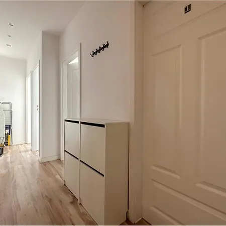 Lambert - Peaceful Retreat, 10 Minutes To Old Town & Seaside Habitación en casa particular