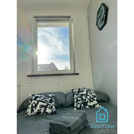 Lambert - Peaceful Retreat, 10 Minutes To Old Town & Seaside ホームステイ